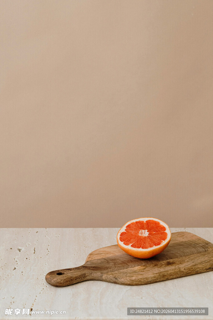木砧板上的半片新鲜西柚