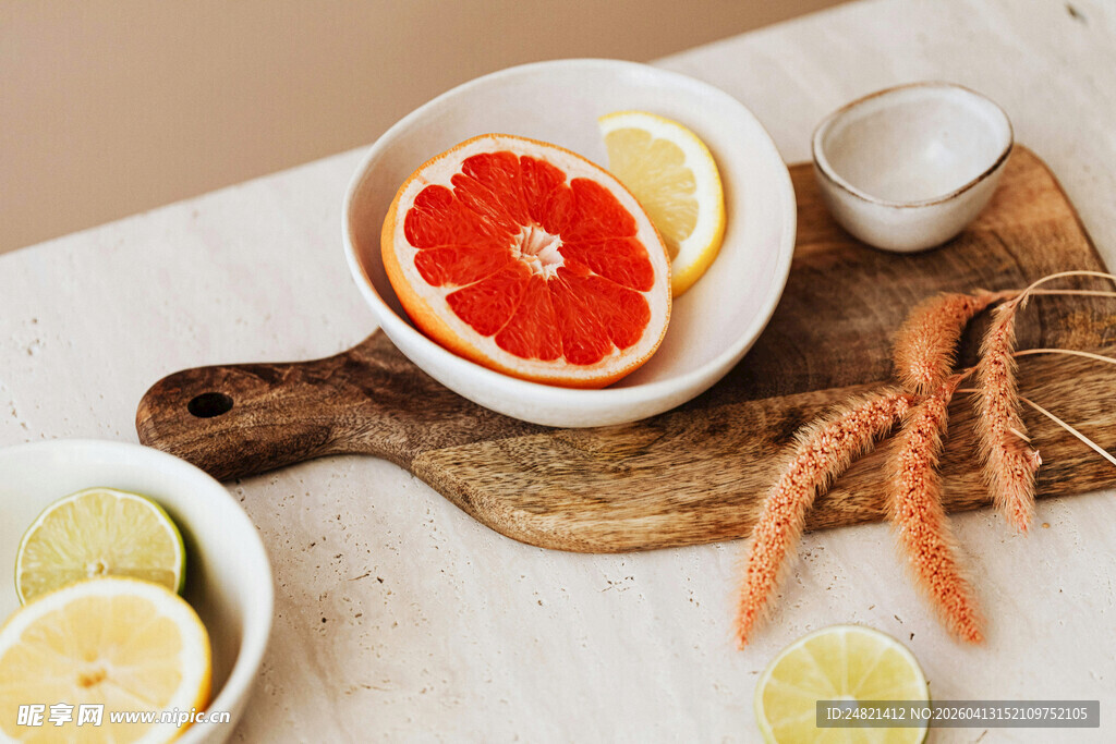 砧板上的柑橘类水果拼盘