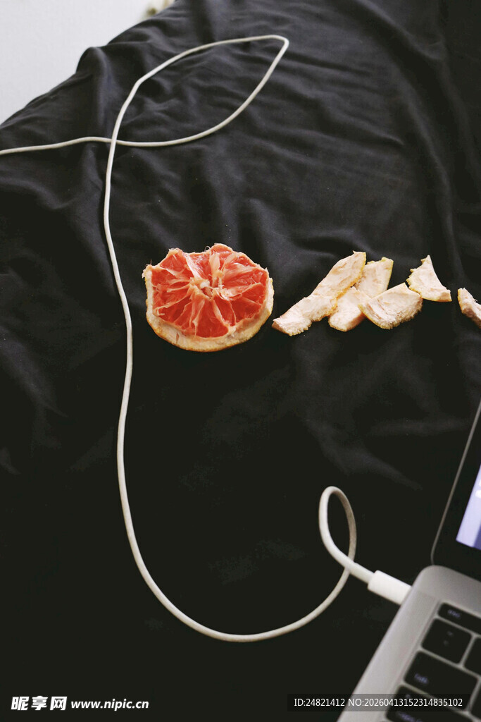 黑色T恤上的水果与耳机