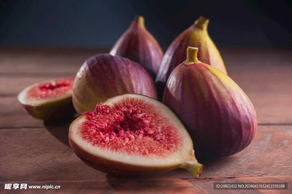 新鲜无花果摆放在木桌上