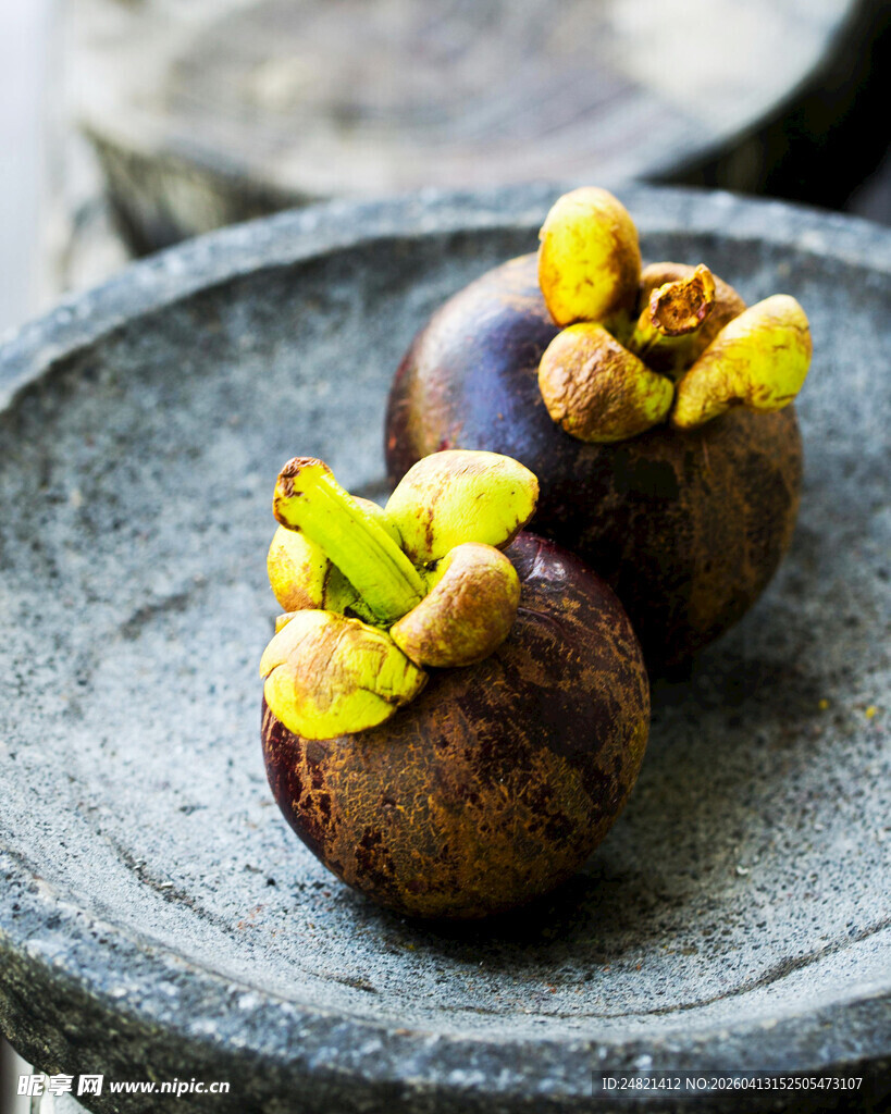 新鲜山竹摆放在石盘上