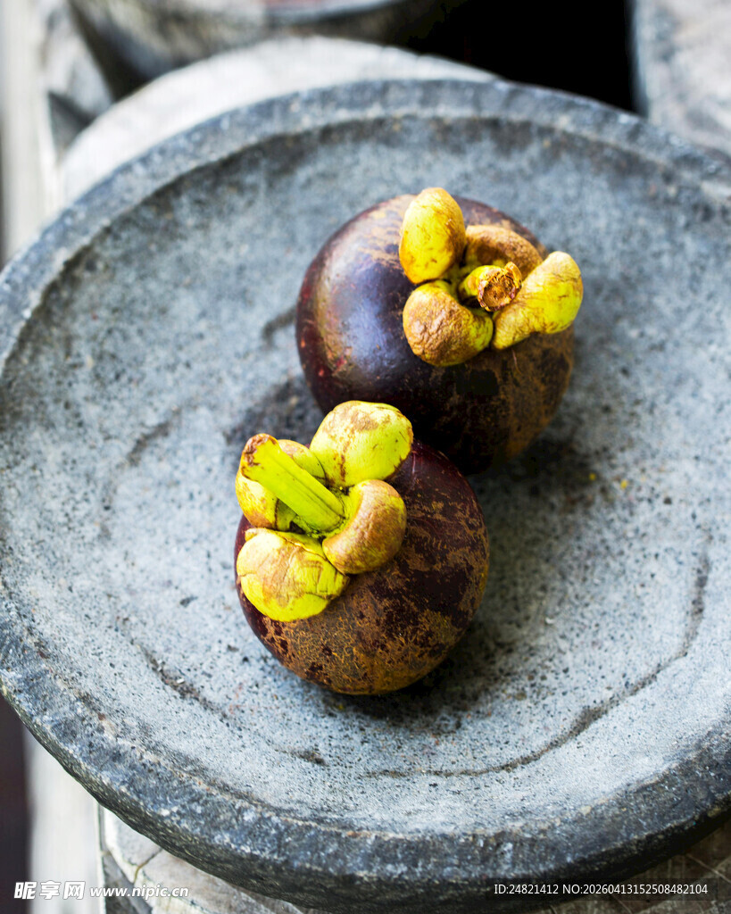 石盘上的新鲜山竹