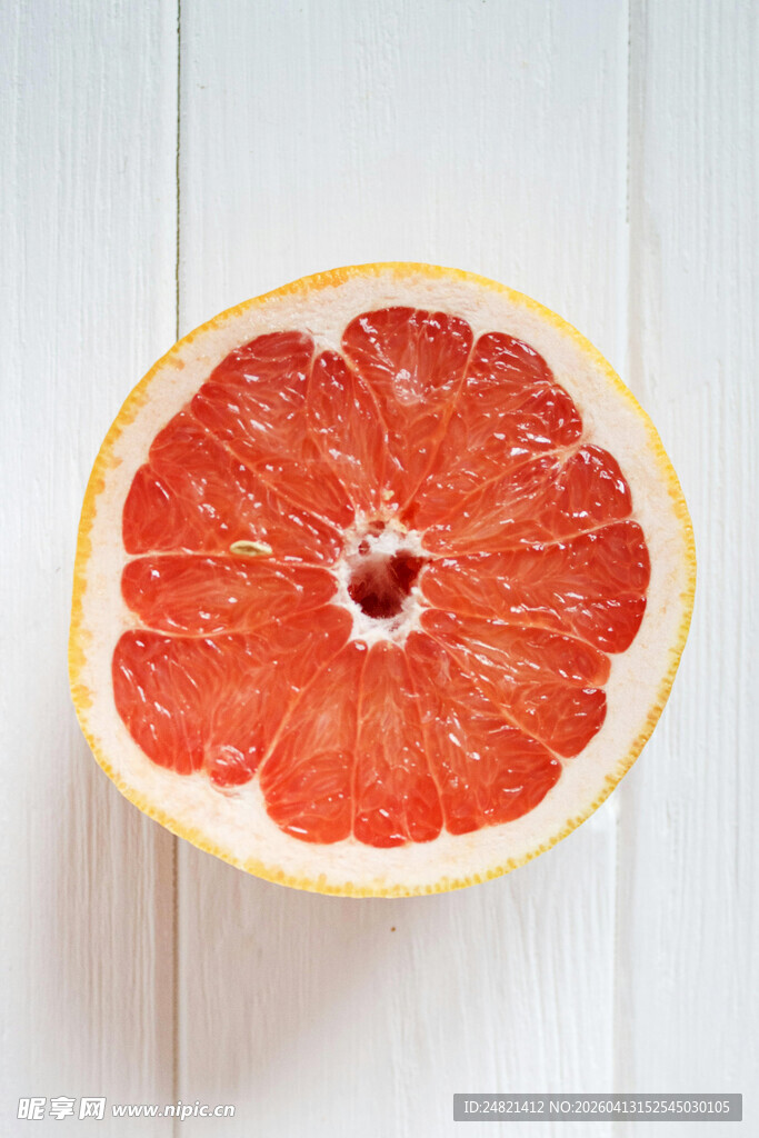 切开的红心西柚