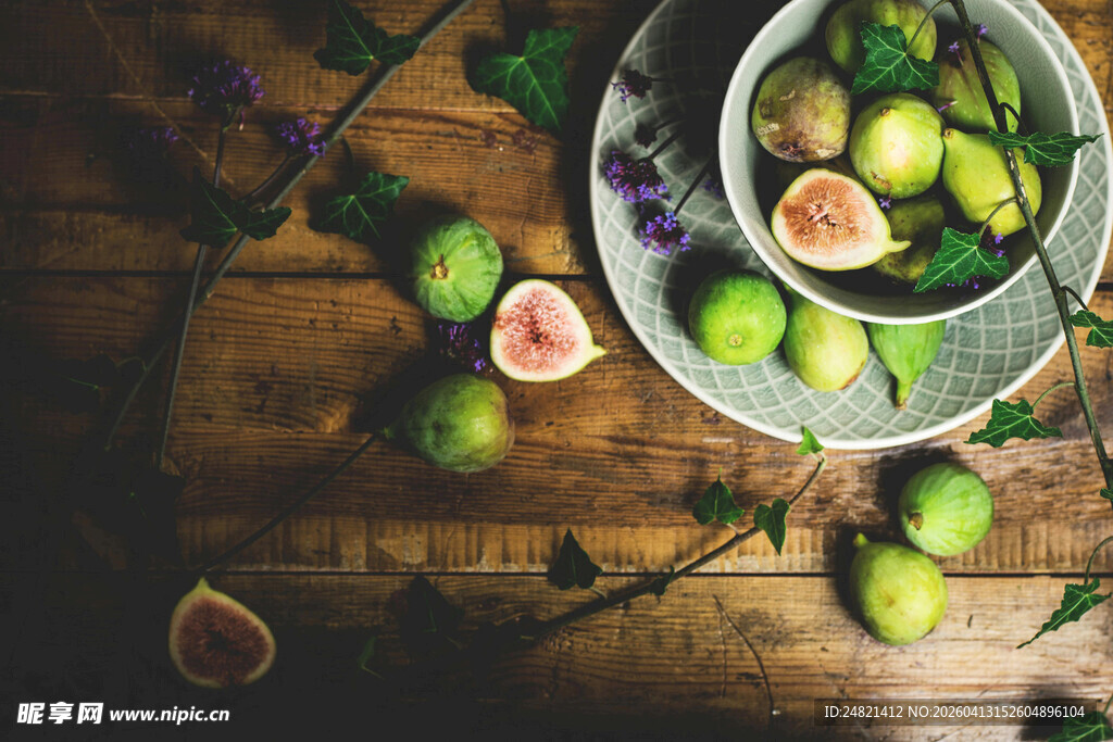 木桌上的新鲜无花果组合