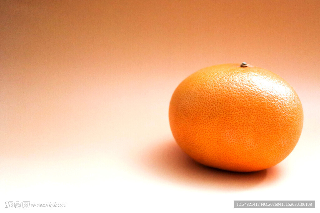 单个橙色圆润橘子特写