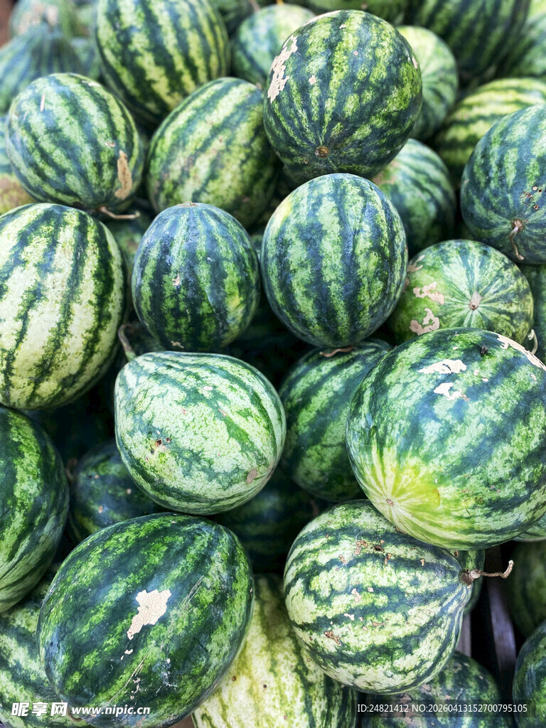 新鲜饱满的西瓜堆