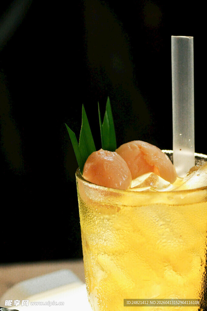 橙味冰饮配鲜果与吸管