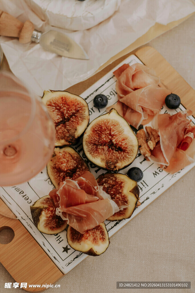 美味无花果配火腿拼盘