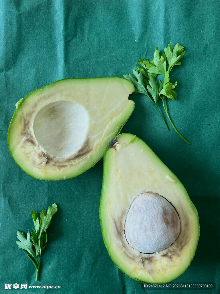 切开的牛油果与翠绿香草