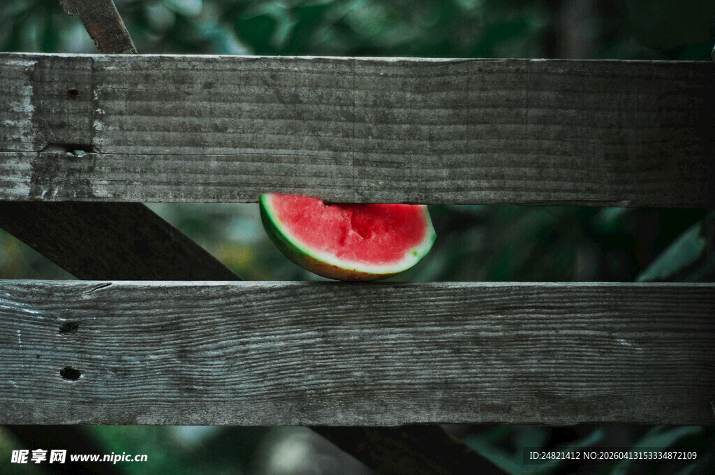木栏上的新鲜红瓤西瓜