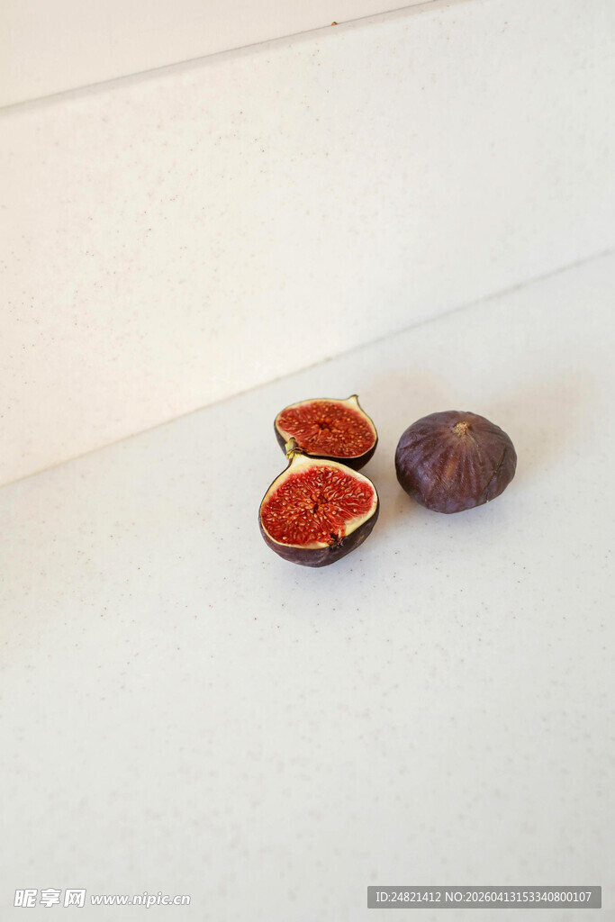 切开的无花果与整果