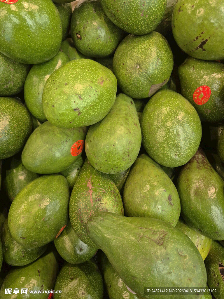 一堆青皮番荔枝果实