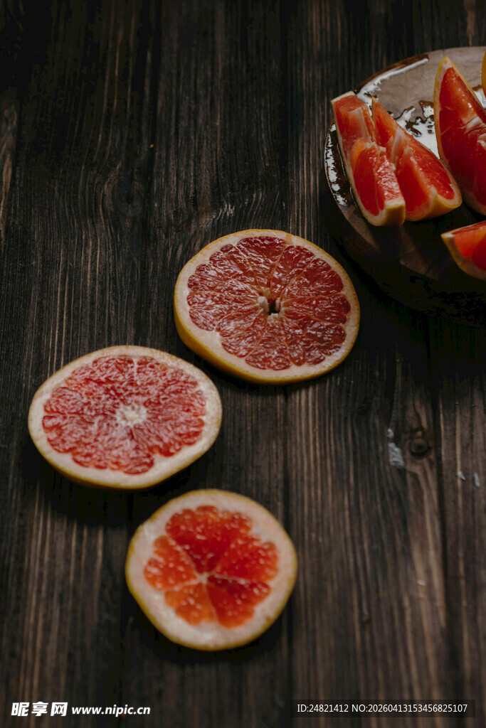 木质桌上的火腿与西柚切片