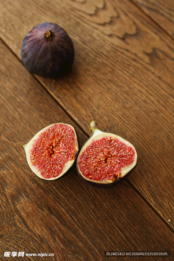 木桌上的新鲜无花果