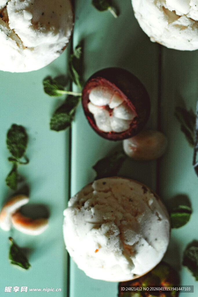 美味糕点与水果的精致组合