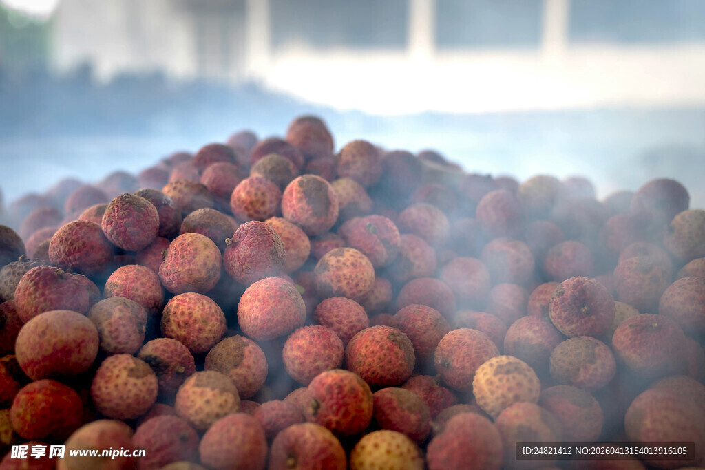 新鲜饱满的桃子堆成小山