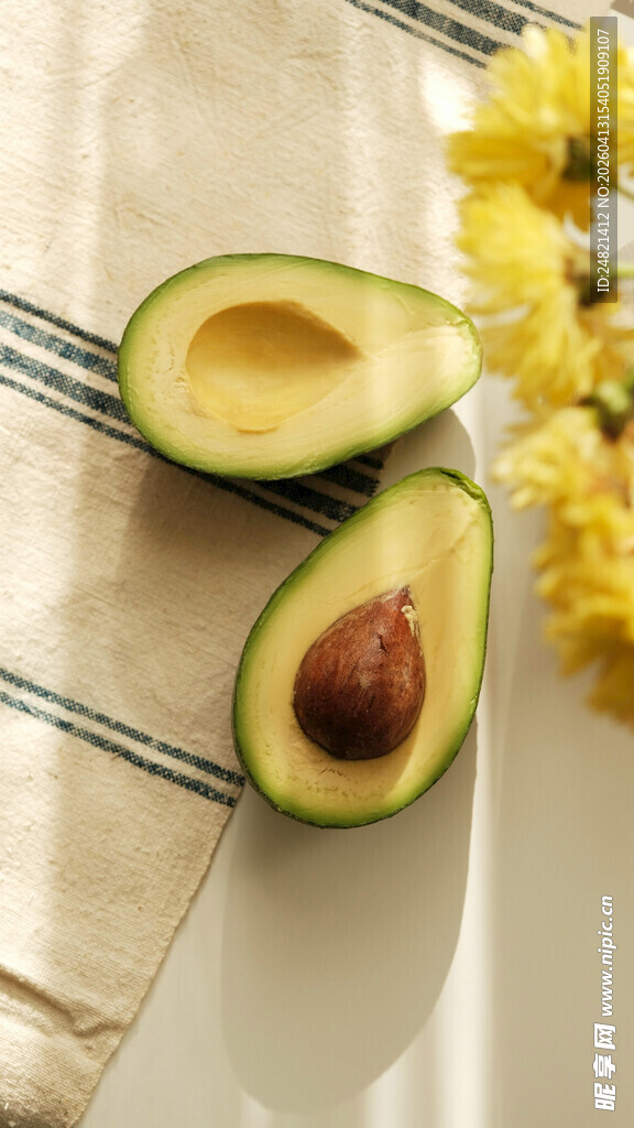 切开的牛油果与黄色花卉