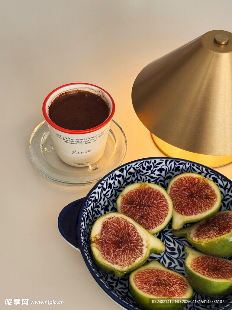 灯下咖啡配无花果拼盘