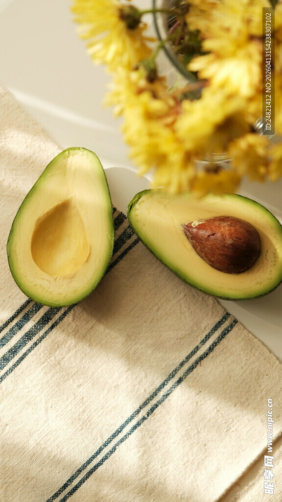 切开的牛油果与黄色花卉