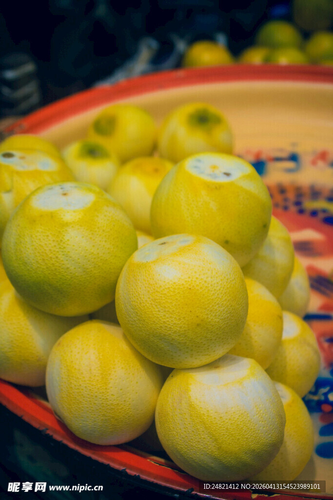 黄澄澄的柿子堆在盘中