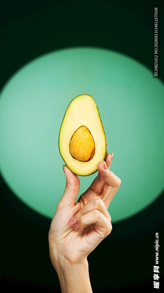 手捧半颗新鲜牛油果