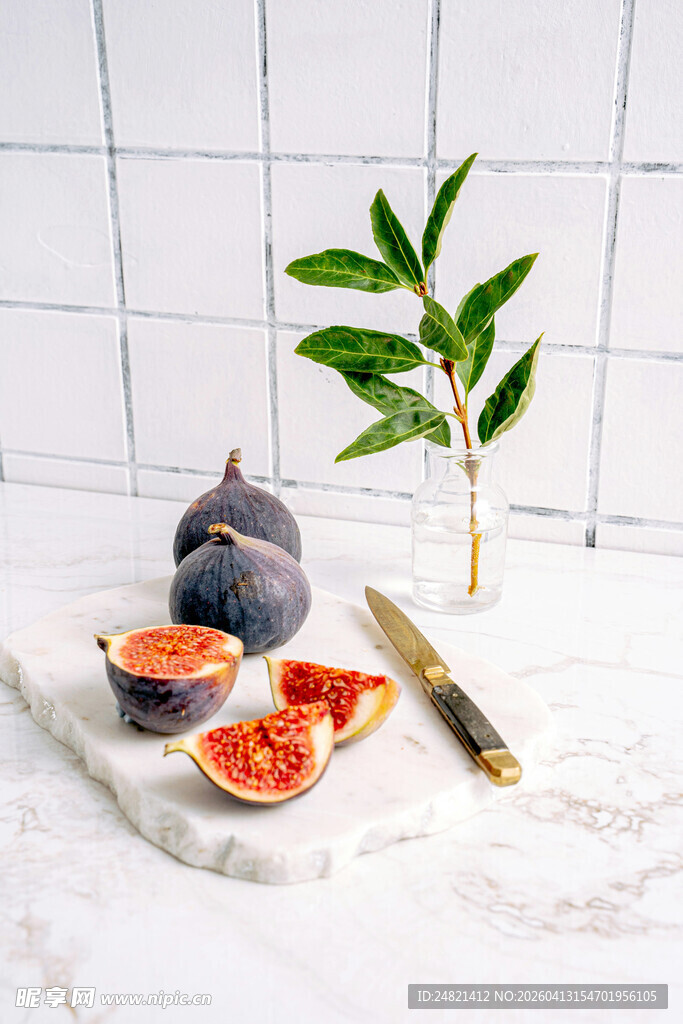 新鲜无花果与绿植静物组合