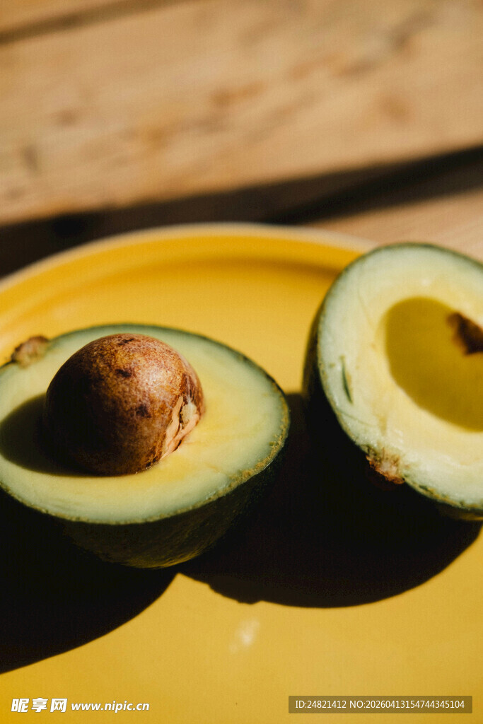 切开的牛油果置于黄盘上