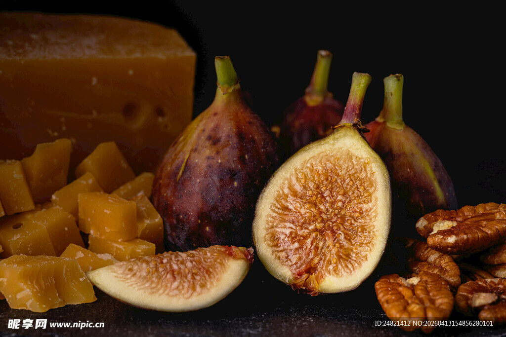 无花果与坚果奶酪静物图
