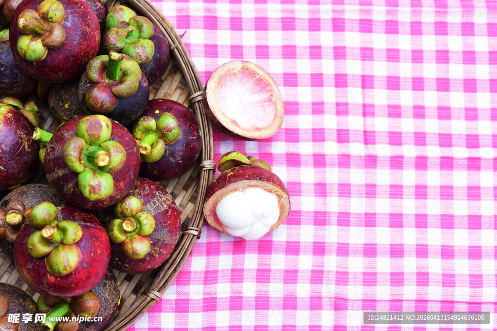 竹篮中的山竹与饮品