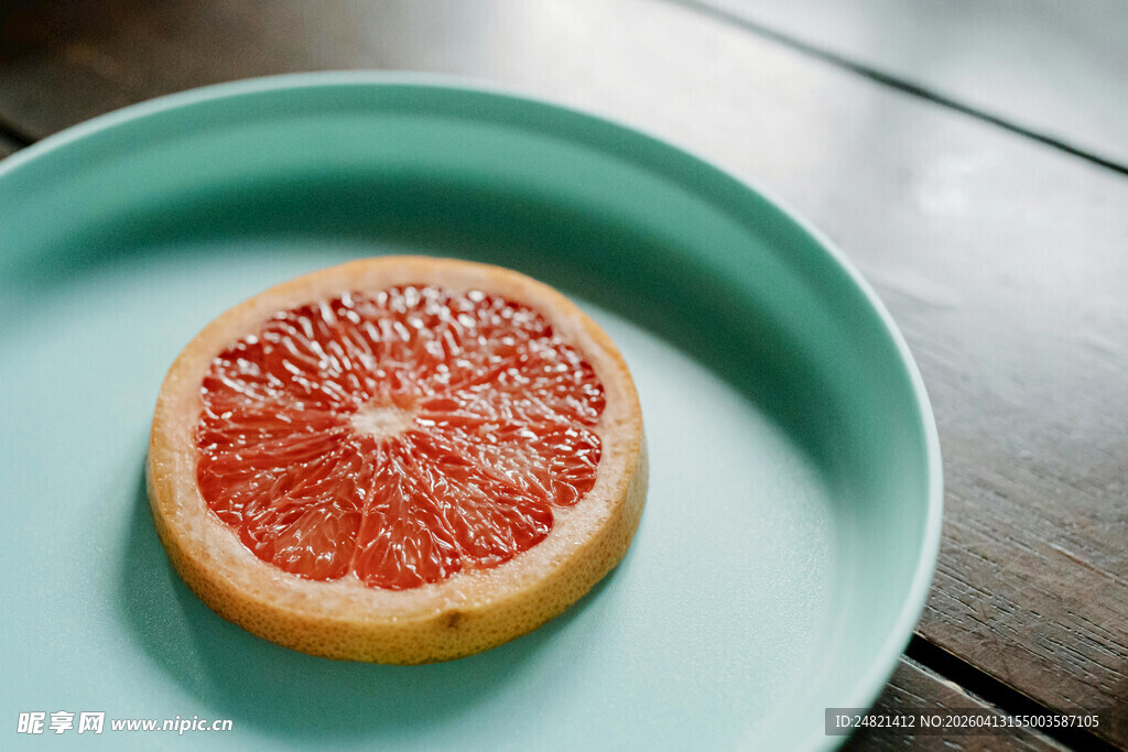 青盘上的半颗红西柚