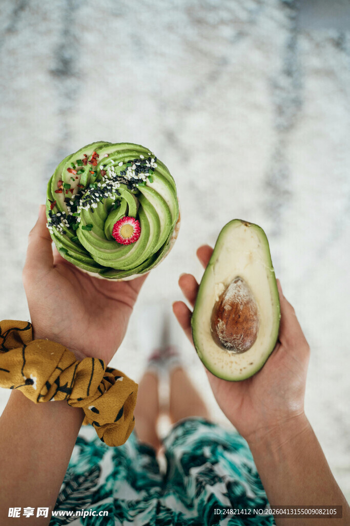 手持牛油果与蔬菜沙拉
