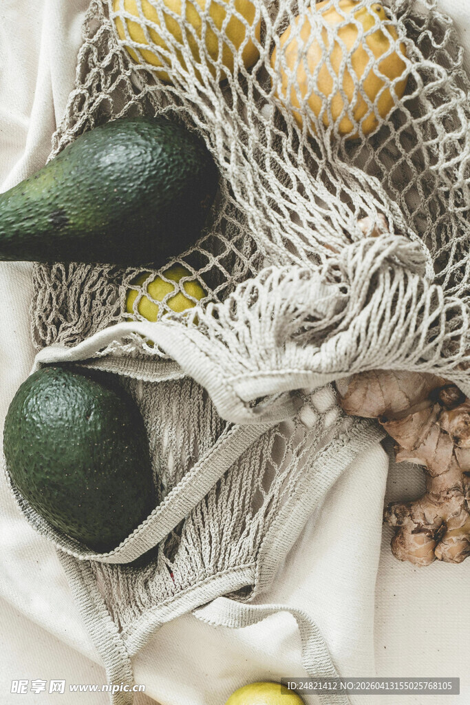网袋中的牛油果与柠檬