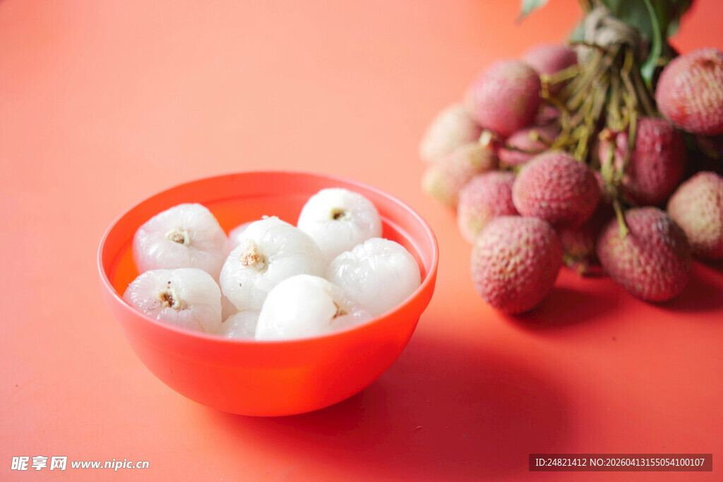 橙色碗中的白玉丸子与果串