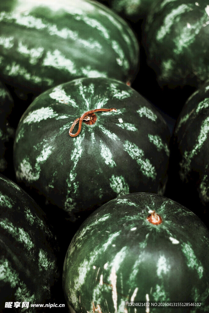 新鲜饱满的西瓜堆叠