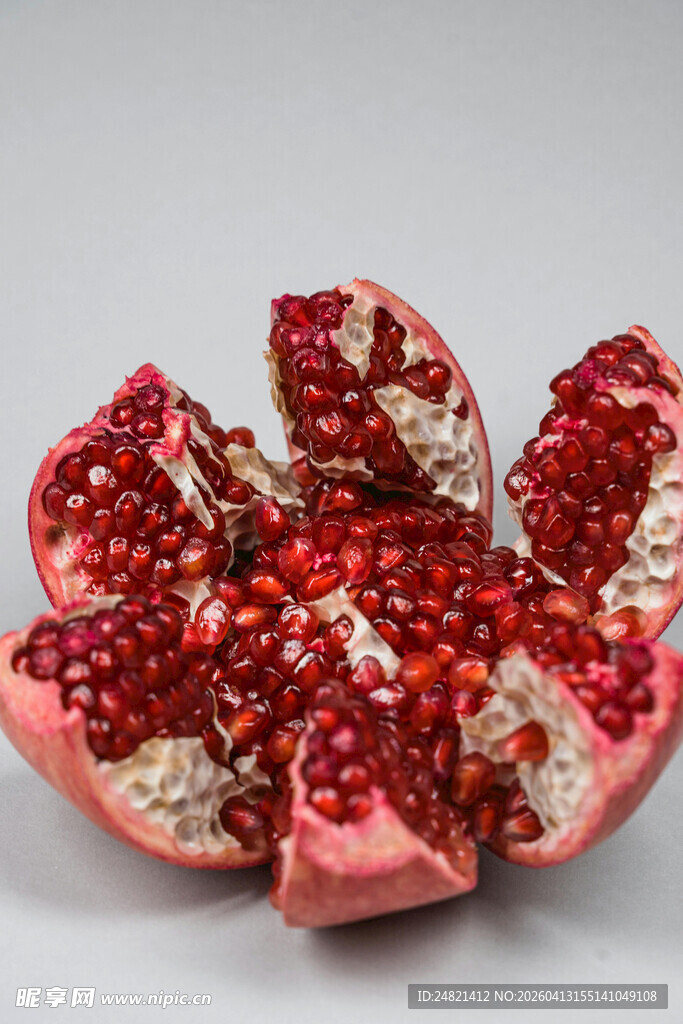 剥开的红石榴果肉饱满