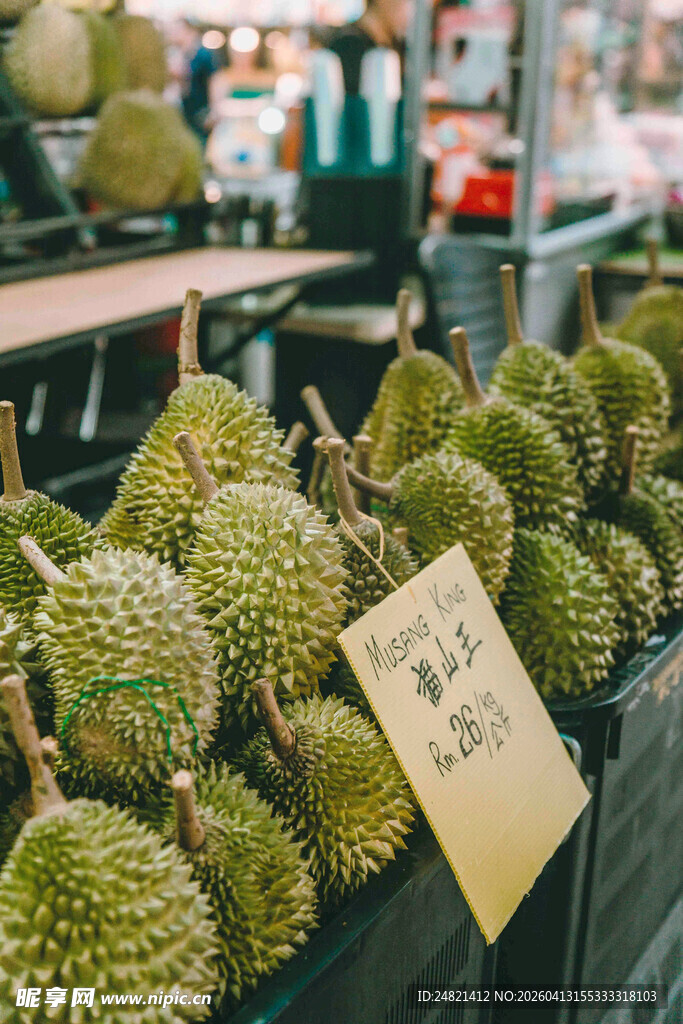 新鲜榴莲摆放在摊位上