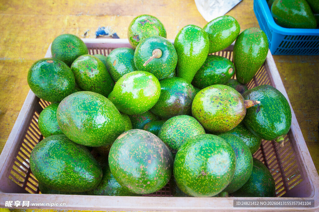 木筐中的鲜绿芒果