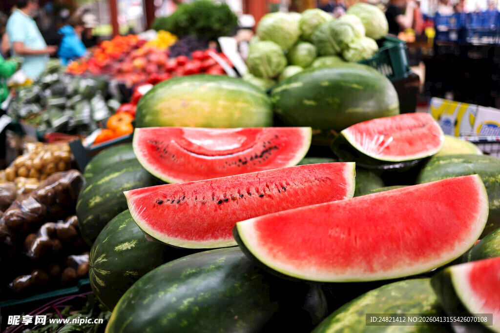 新鲜西瓜堆放在水果摊
