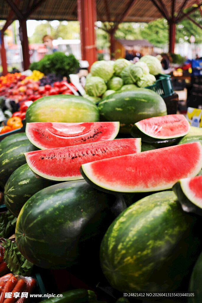 新鲜西瓜堆成的诱人水果摊