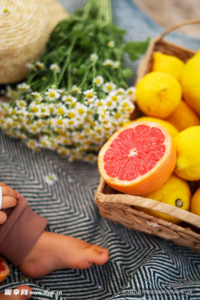夏日鲜果与闲适生活场景