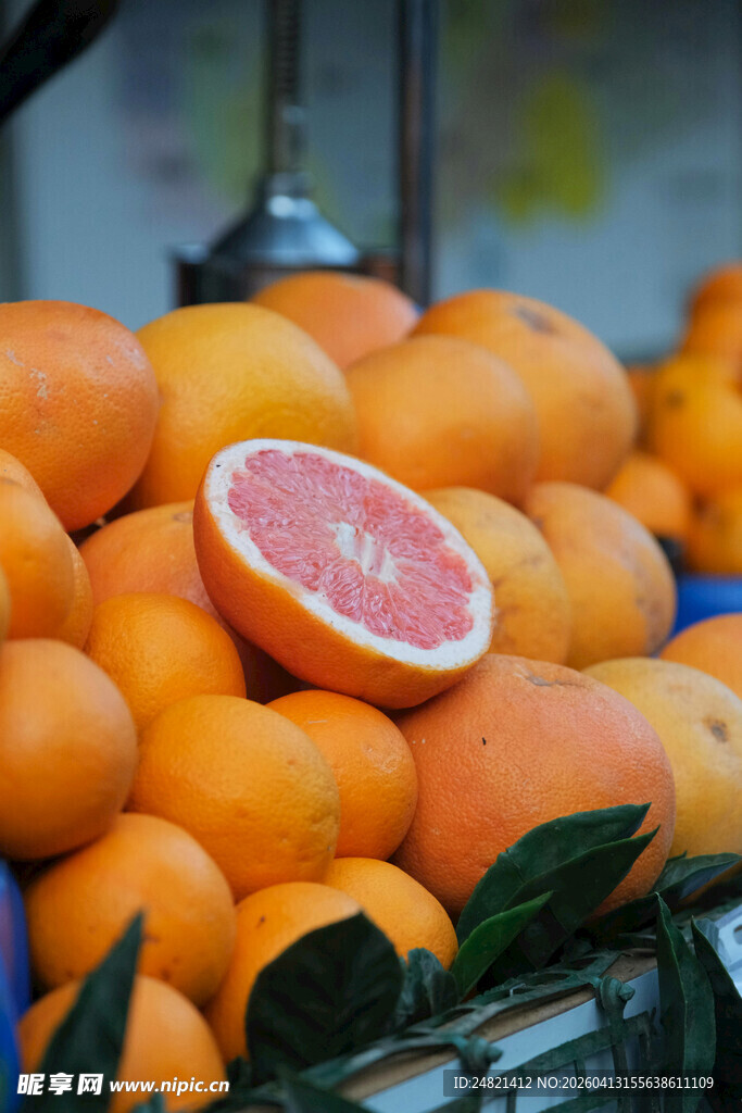 新鲜多汁的西柚堆成小山