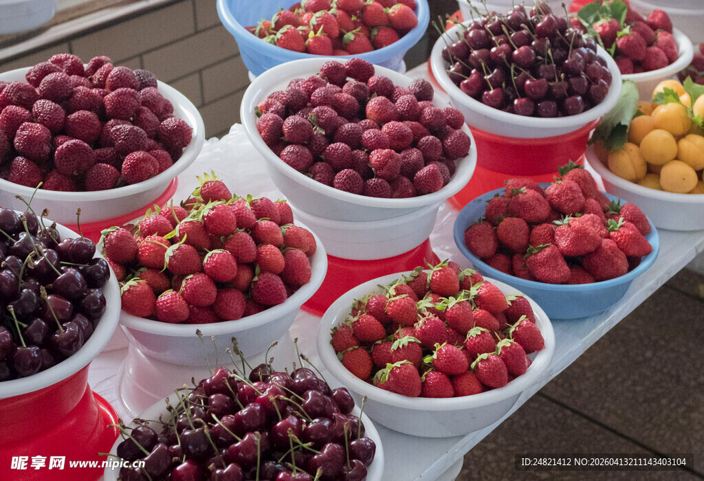 新鲜多样水果摆放在盆中