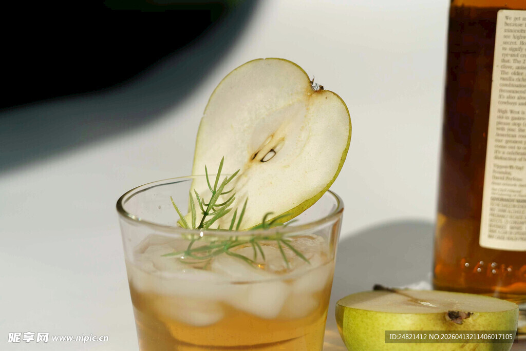 梨片迷迭香鸡尾酒
