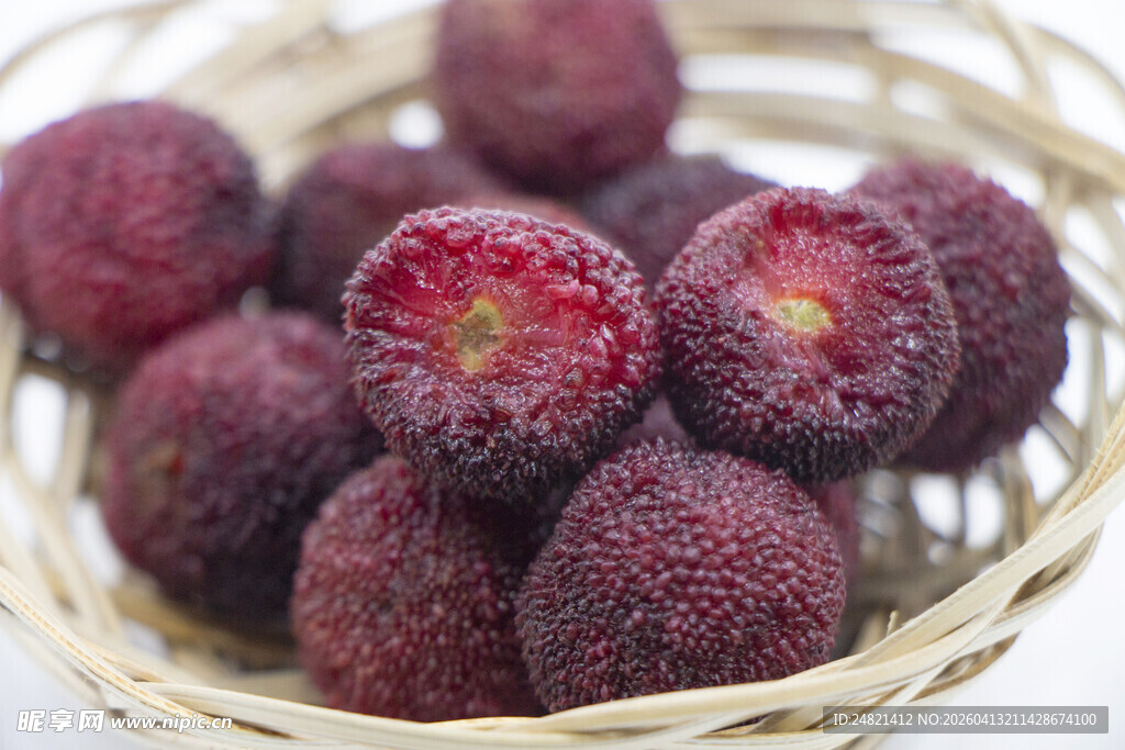 竹篮中的新鲜红杨梅