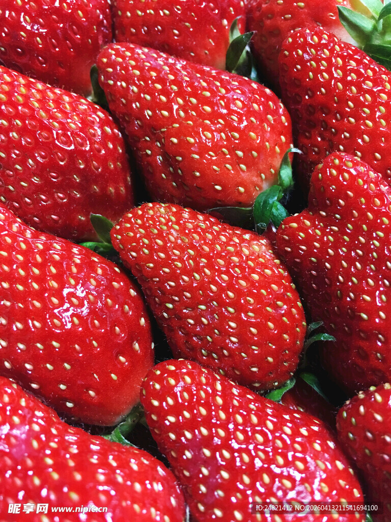 新鲜饱满的红草莓