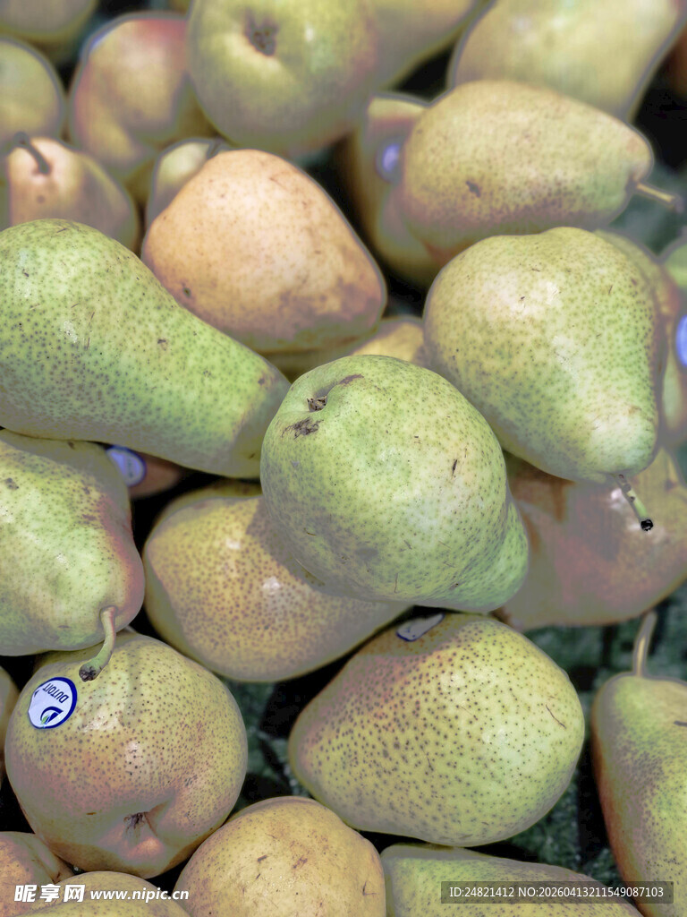 新鲜多样的梨子堆叠