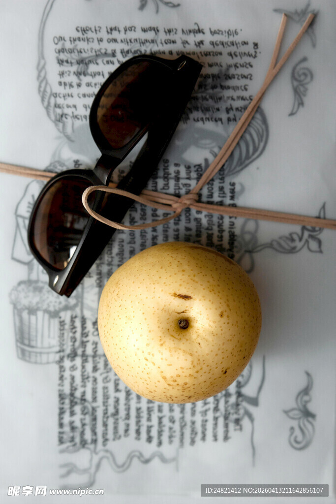 梨与墨镜的静物组合