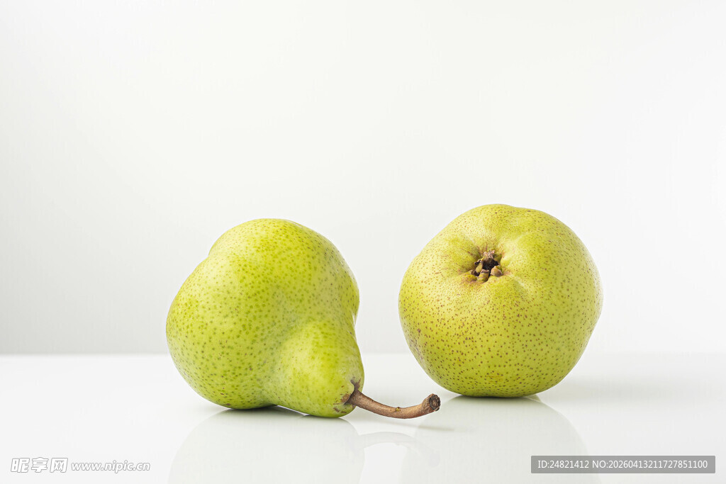 两个青梨静物图