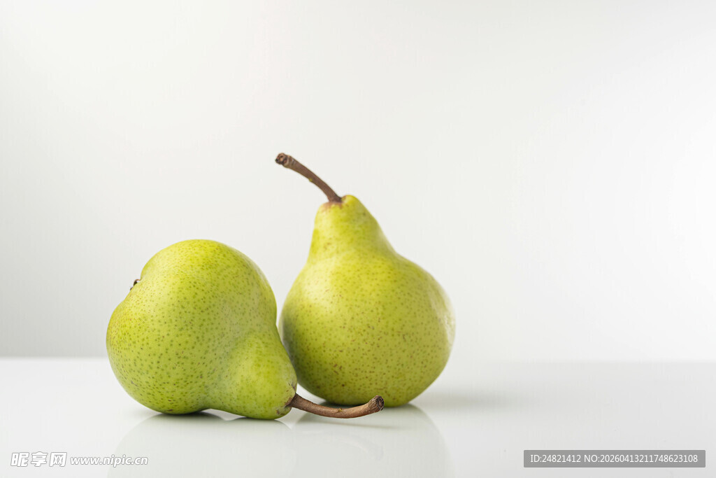 两个鲜梨置于白色背景