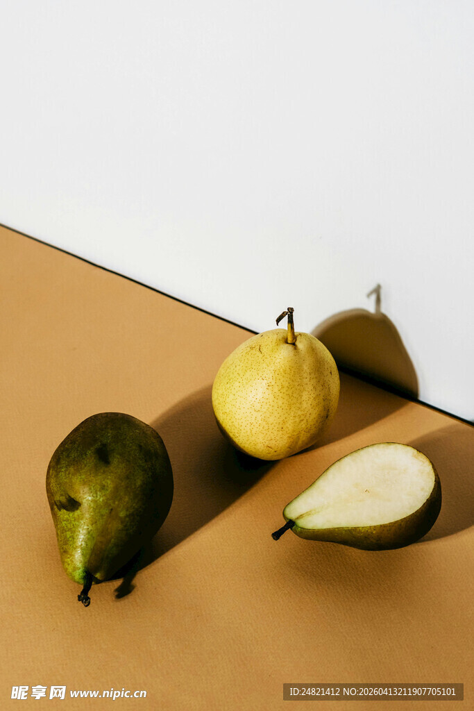 三个梨子的静物展示